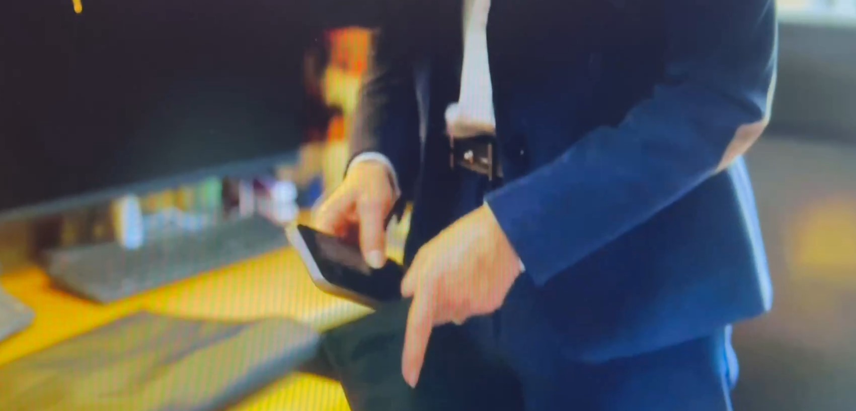 Pourquoi cette députée française utilise des pochettes anti-ondes ?