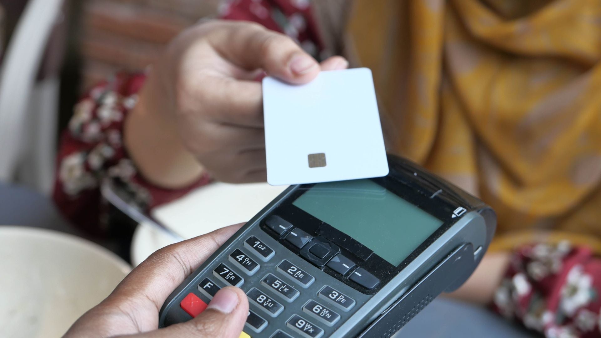 Cartes bancaires sans contact : pourquoi certains utilisateurs choisissent une pochette de protection RFID ?