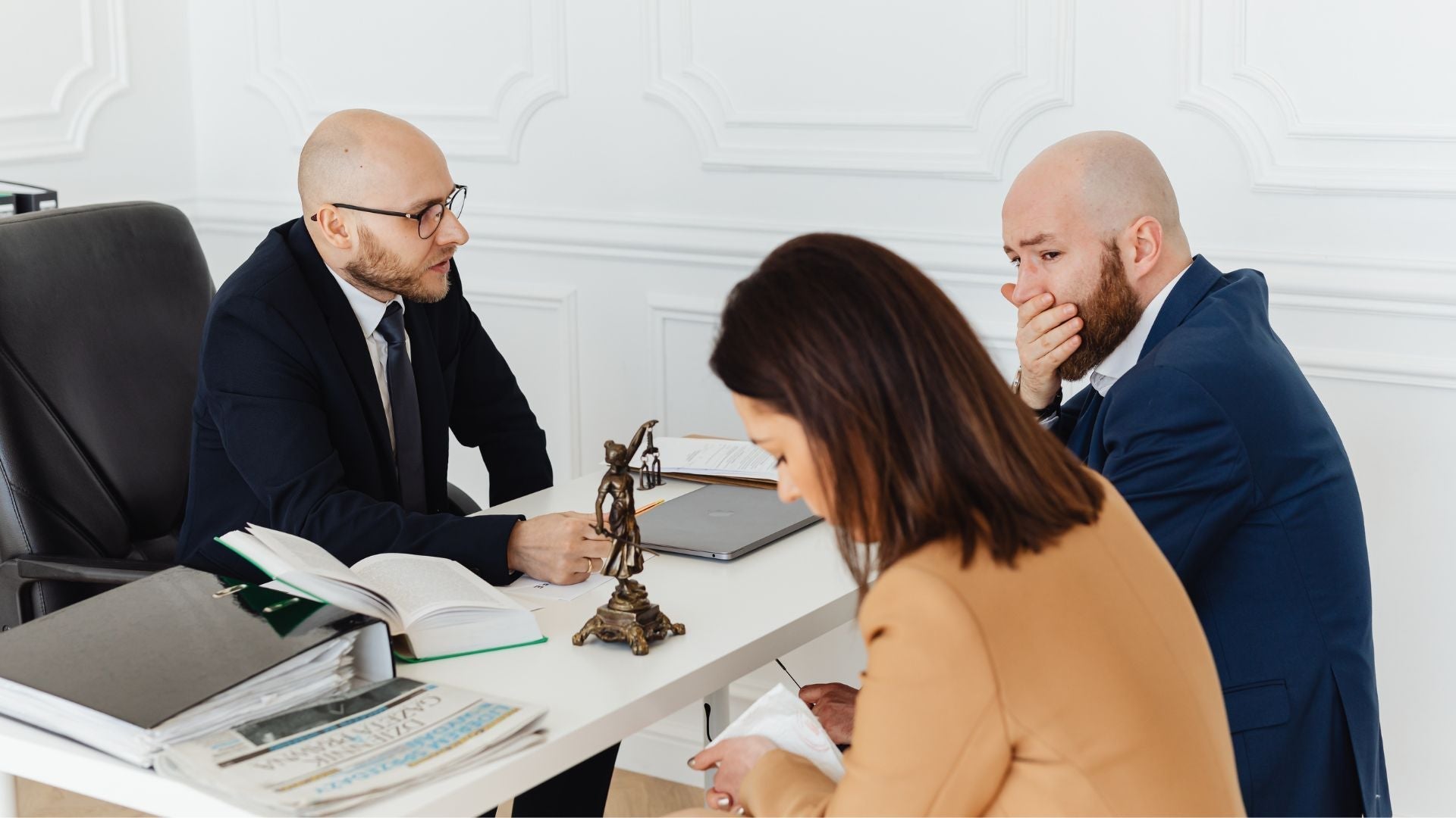 Cabinets d’avocats et notaires : pourquoi prévoir une solution pour les téléphones en rendez-vous sensible ?
